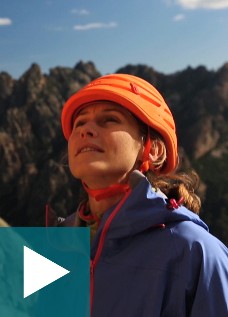 Un casque d'alpinisme