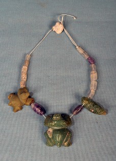 Parure aux amulettes en pierres vertes