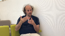 Vous évoquez souvent les compétences attendues des élèves au XXIe siècle, comment faut-il penser l'école, la classe, pour parvenir à cela ?