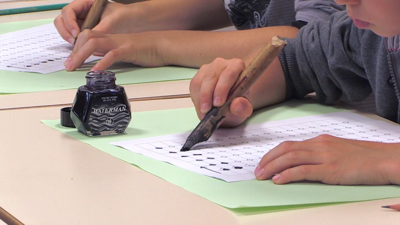 Papier, encre et stylos de calligraphie. Détails de l'atelier de